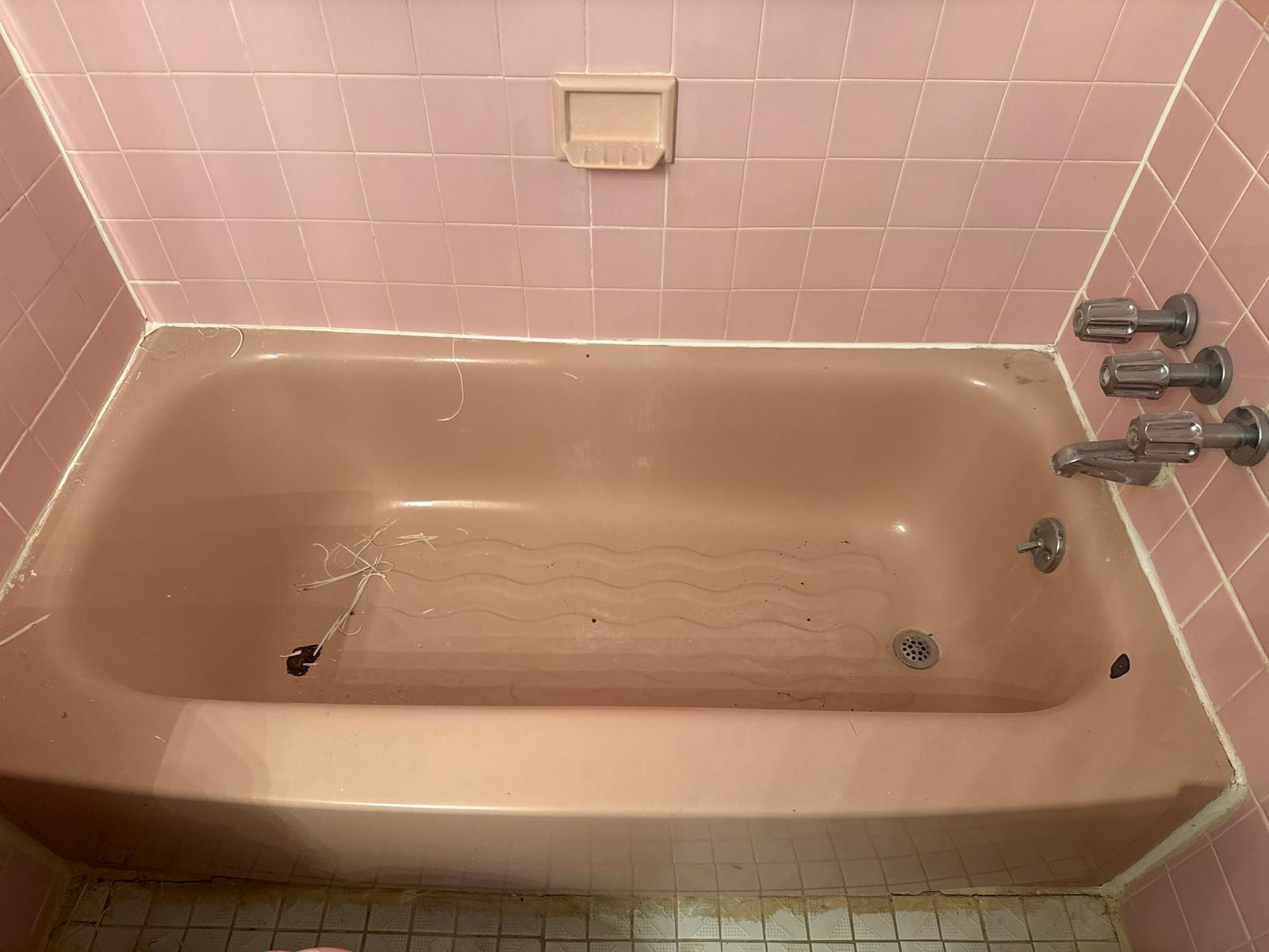 Old pink bathtub before reglazing