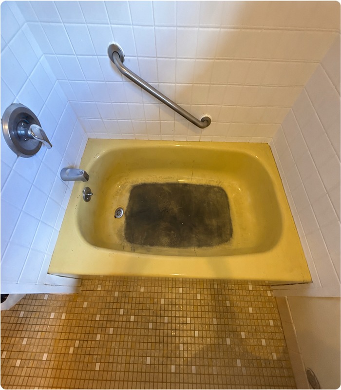 Yellow Tub Reglazing — before